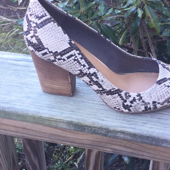 Crown Vintage block heel snake skin print shoes - Picture 2 of 6